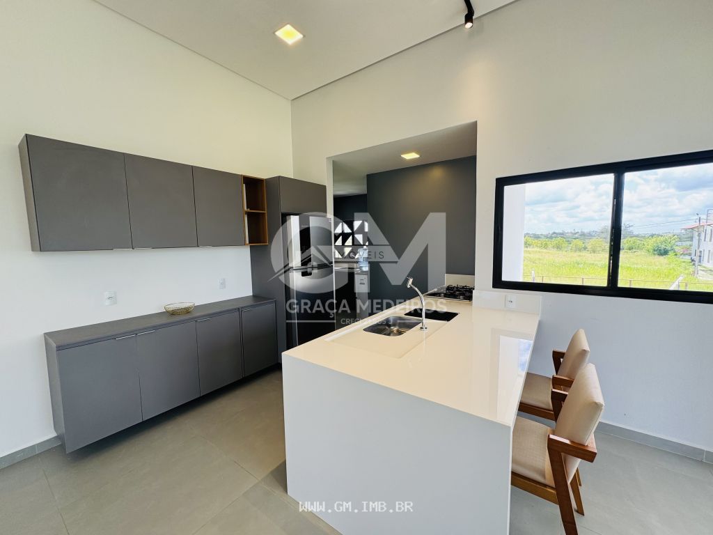 Foto de Casa de alto padrão, 4 suítes, piscina e terraço gourmet 