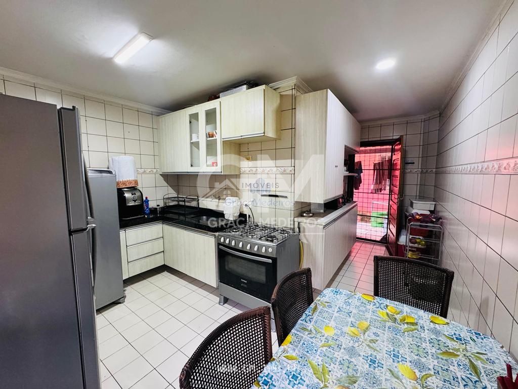 Foto de Casa com 4 quartos em condomínio a 200 metros da pista local