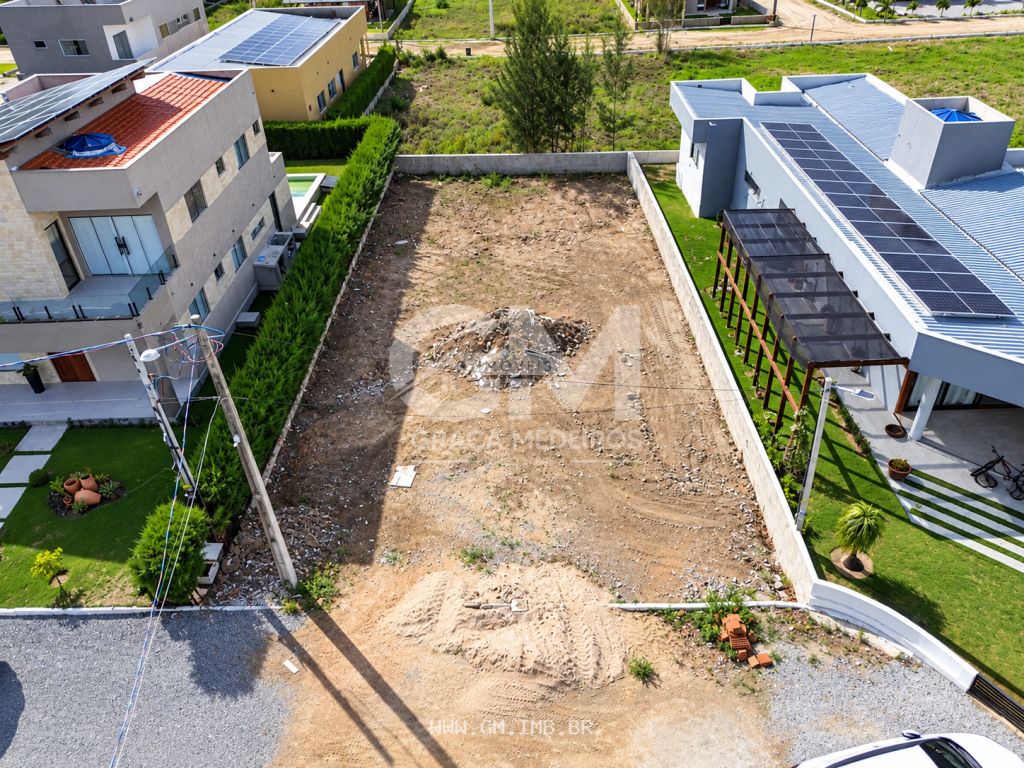 Lote com 420 metros em condomínio