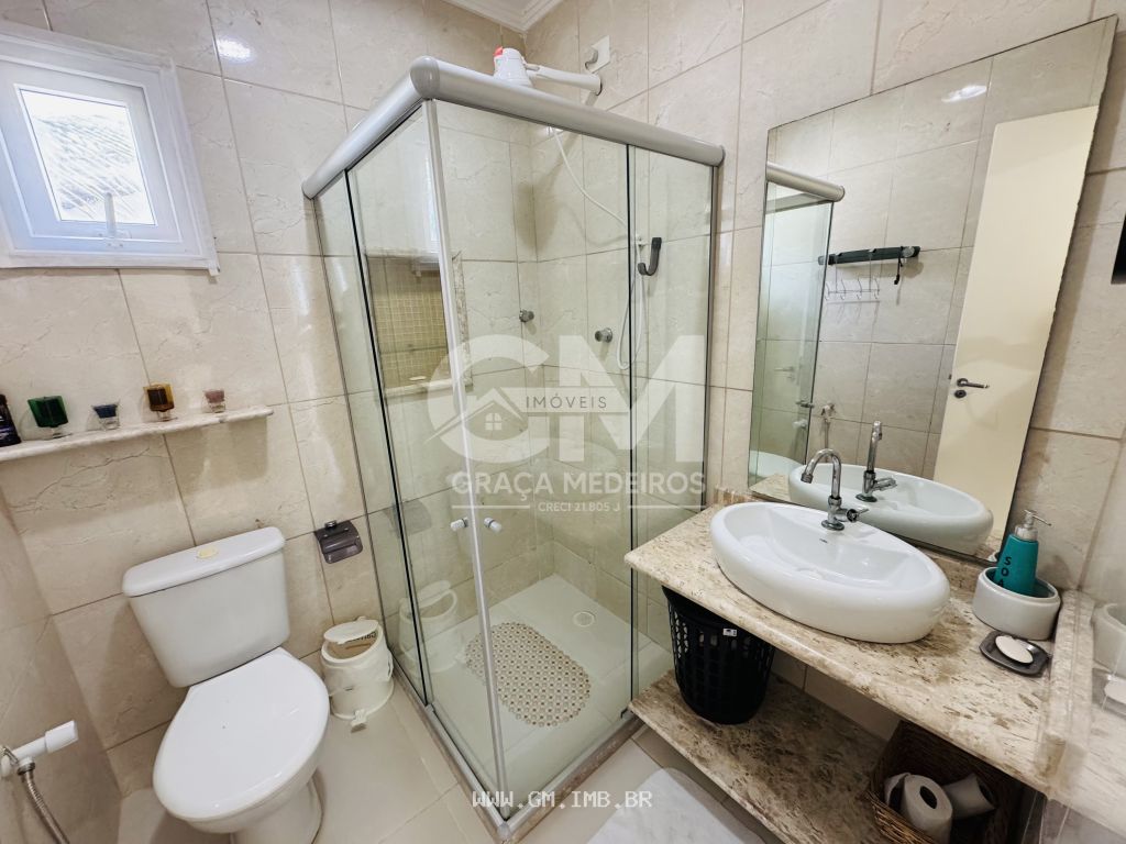 Foto de Casa com 4 quartos sendo 3 suítes, em condomínio 