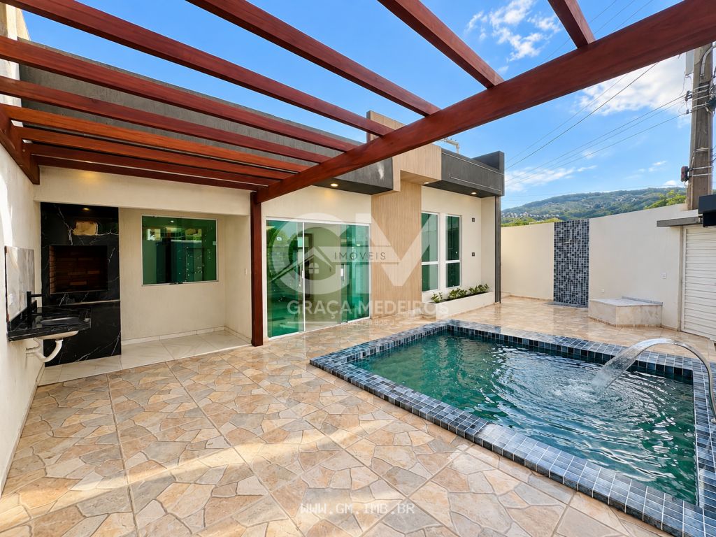 Foto de Casa com 3 quartos, espaço gourmet e piscina  
