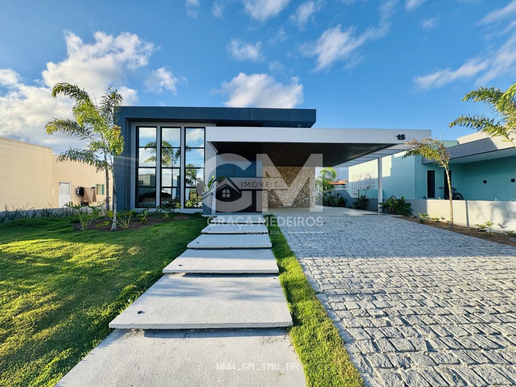 Casa com 4 quartos sendo 3 suítes, piscina particular 