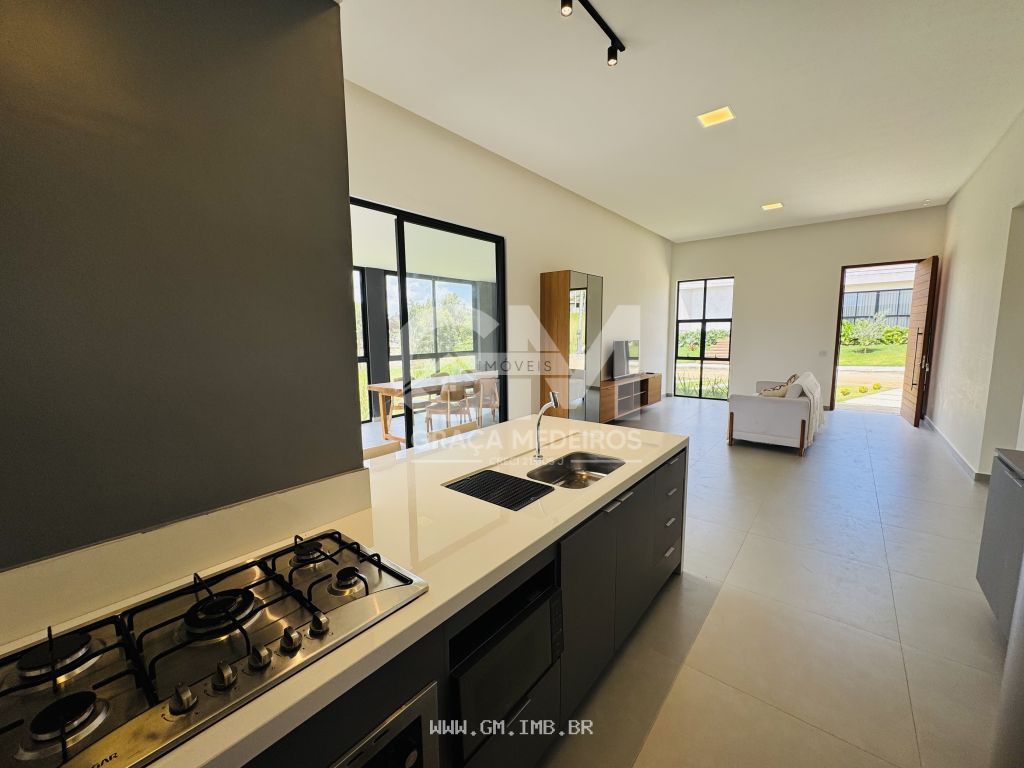 Foto de Casa de alto padrão, 4 suítes, piscina e terraço gourmet 