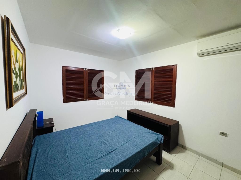 Foto de Casa térrea com piscina particular em condomínio