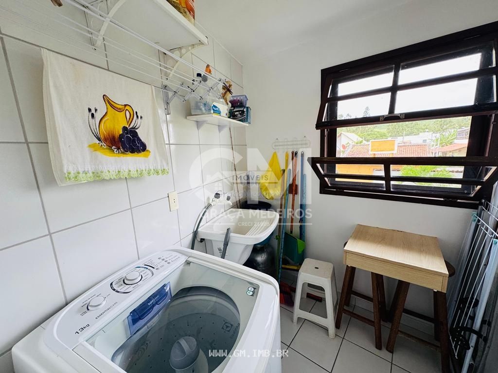 Foto de Casa com 4 quartos em condomínio com piscina aquecida