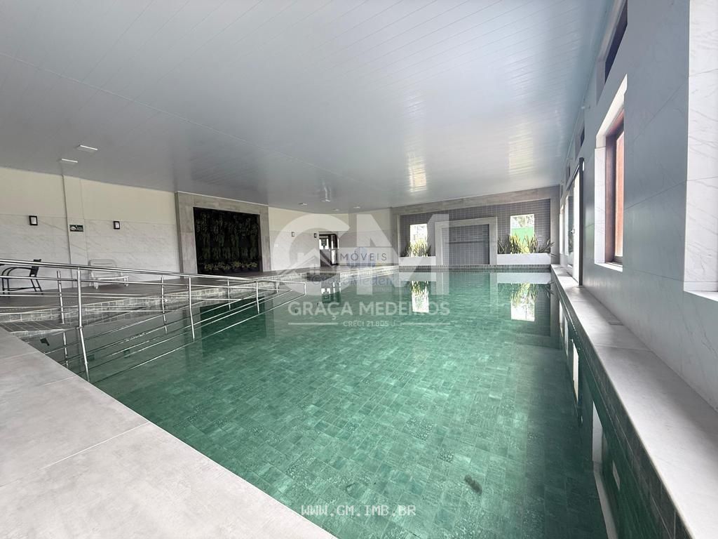Foto de Casa de alto padrão com piscina particular em condomínio