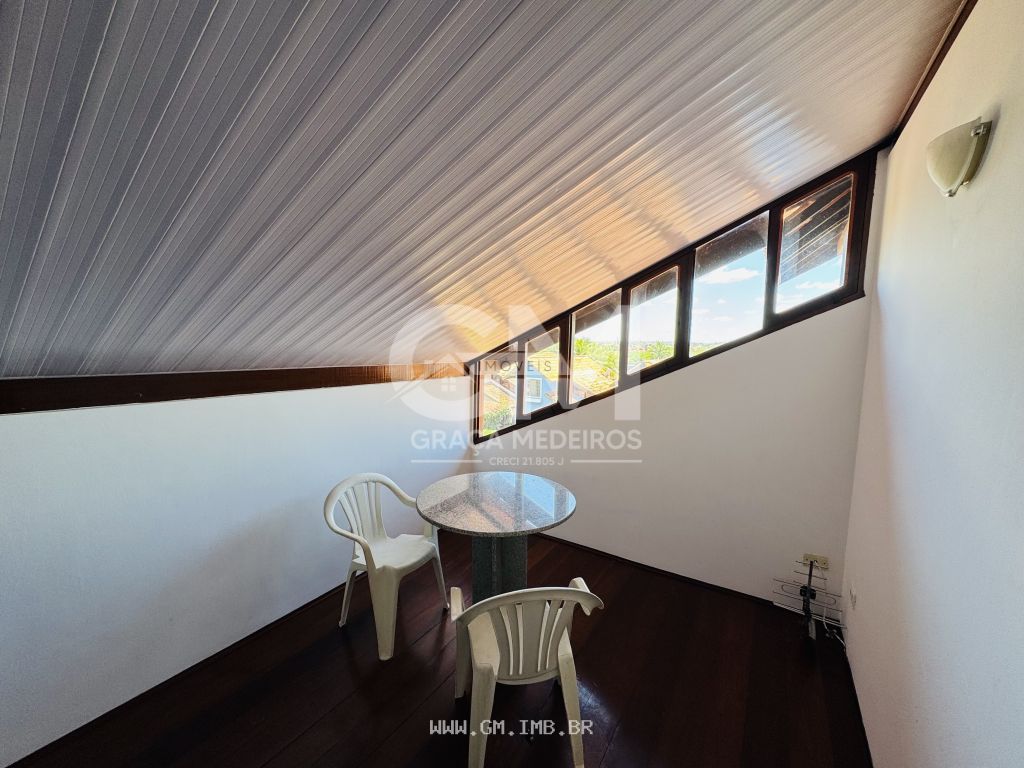 Foto de Casa com 4 quartos sendo 2 suítes, mobiliada em condomínio 
