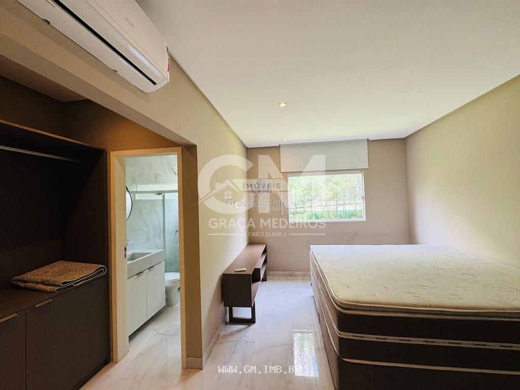 Foto de Casa de alto padrão com piscina particular em condomínio