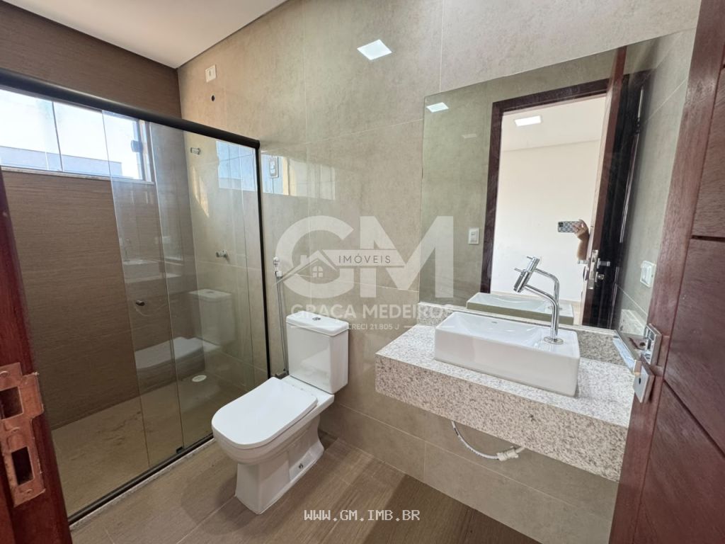 Foto de Casa em condomínio com piscina e espaço gourmet