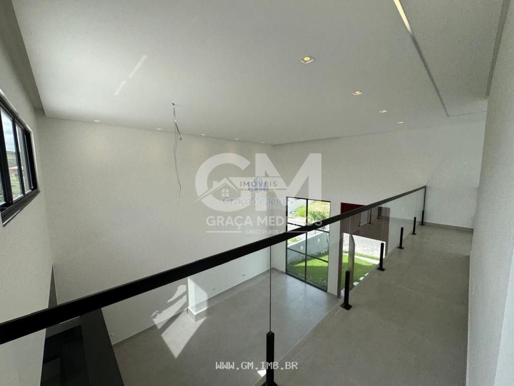 Foto de Casa nova com piscina particular em condomínio de
