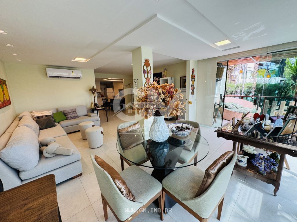 Foto de Casa com 4 quartos sendo 3 suítes, em condomínio 