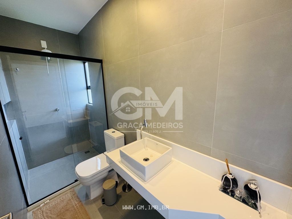 Foto de Casa de alto padrão, 4 suítes, piscina e terraço gourmet 