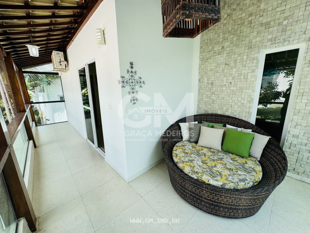 Foto de Casa com 4 quartos sendo 3 suítes, em condomínio 
